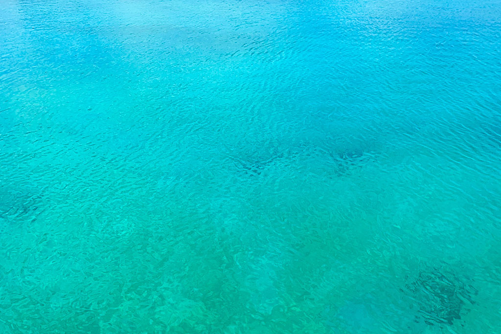 十島村の海の色は、「トカラブルー」と呼ばれています。