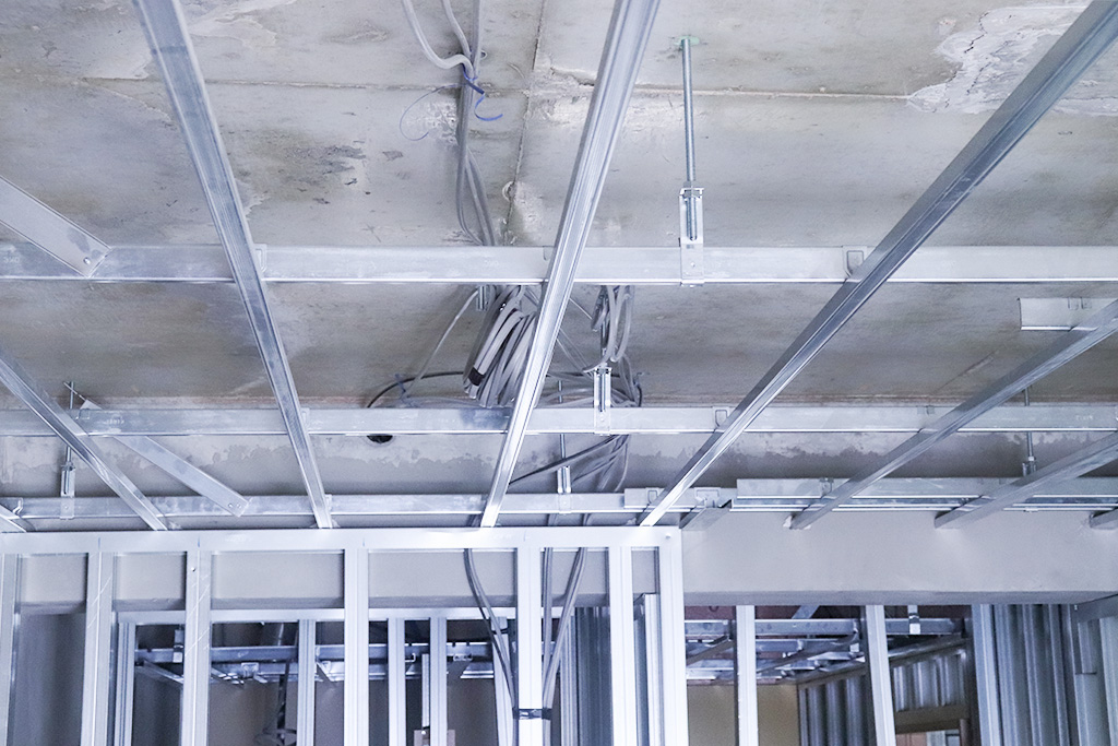 鉄骨鋼製下地材③：天井には、ダクトを通す空間も！