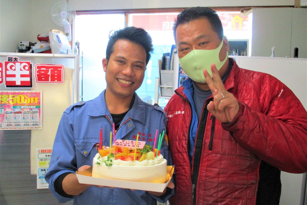 スタッフの誕生日にはケーキを用意☆みんなでお祝いします♪