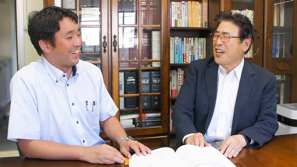 左：税理士の山﨑さん　右：田坂所長　