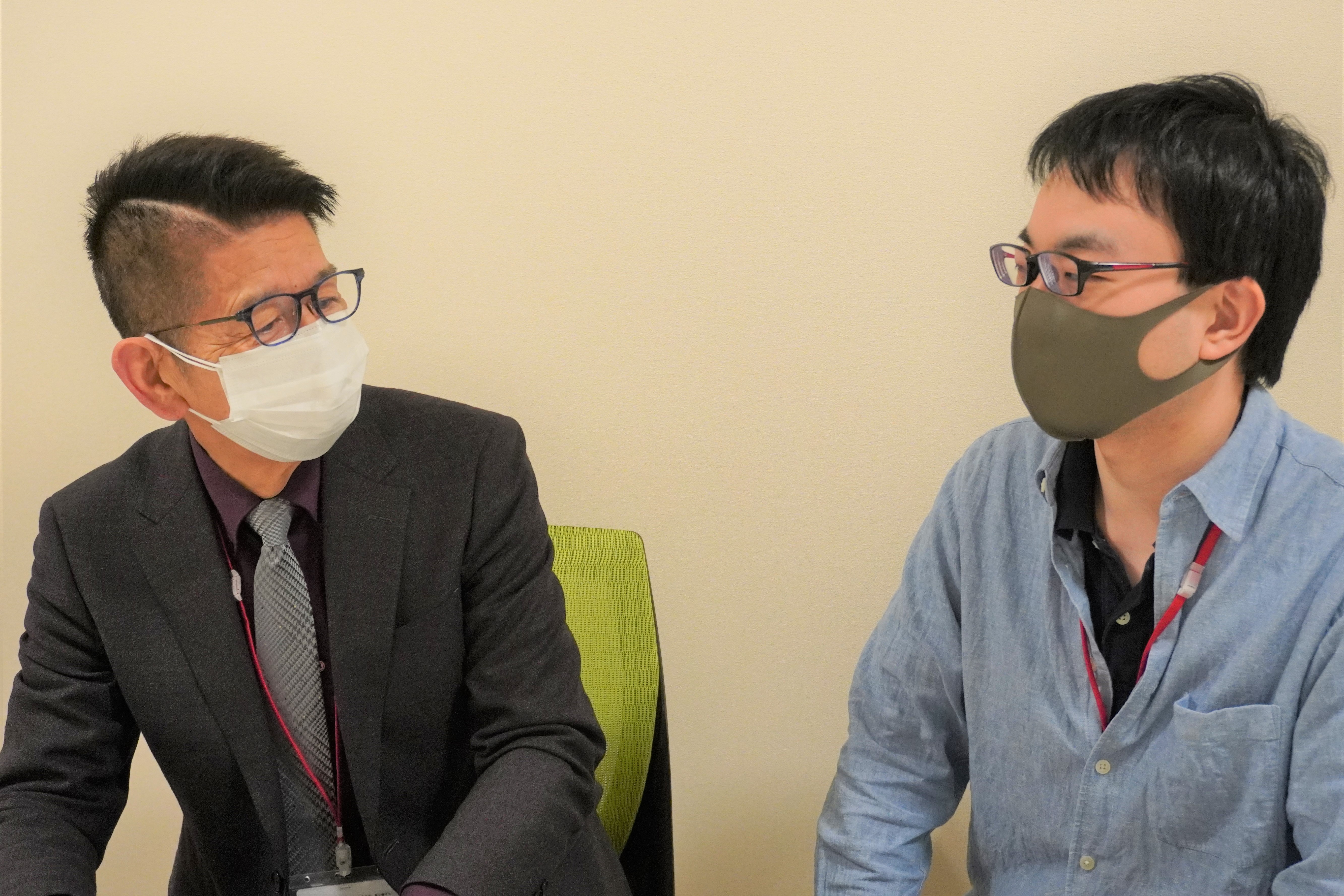 生産・開発本部部長の迫田さん（左）と経営企画部部長の佐藤さん（右）